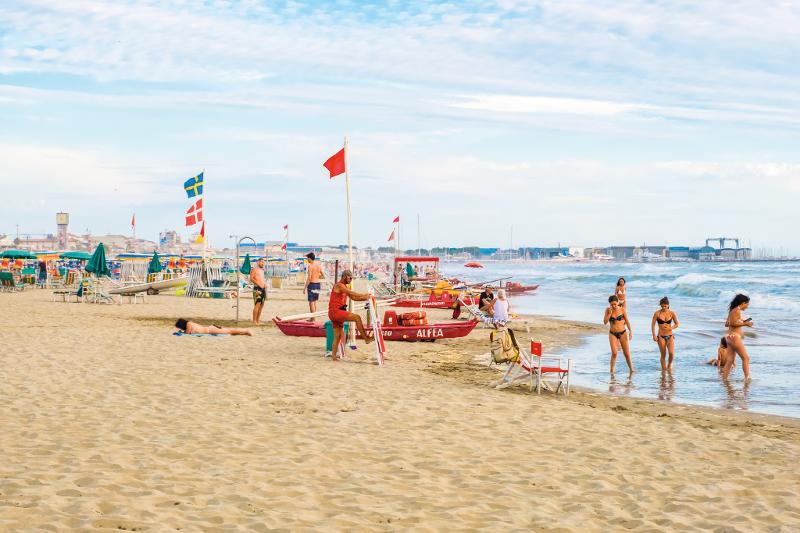 Mensen op een Italiaans strand tijdens Jongerenreizen Italië