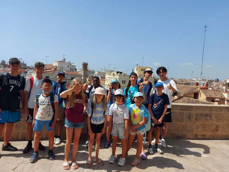groupe de jeunes en excursion en séjour linguistique espagne
