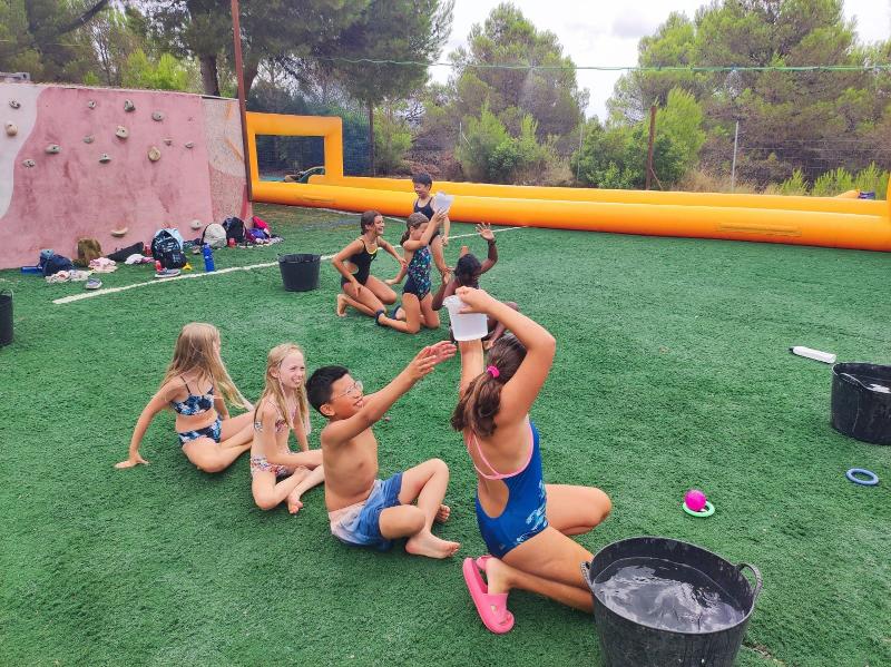 enfants qui jouent à des jeux d'eau en stage linguistique espagne