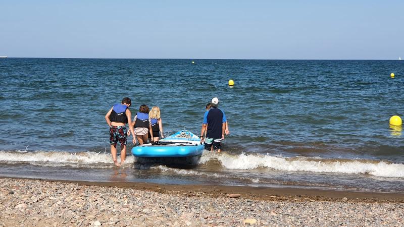 jeunes avec un bateau en mer en stage linguistique espagne
