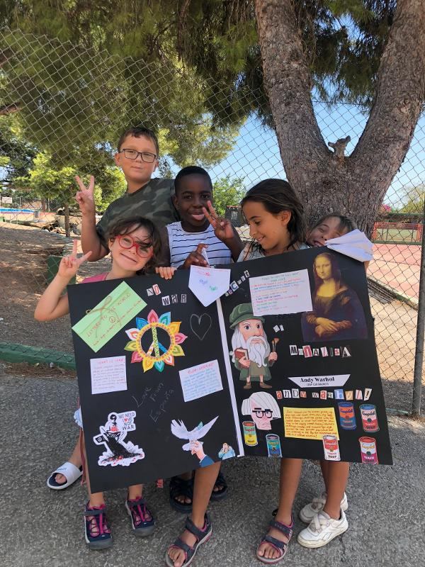 enfants qui ont un poster fait main en stage linguistique espagne