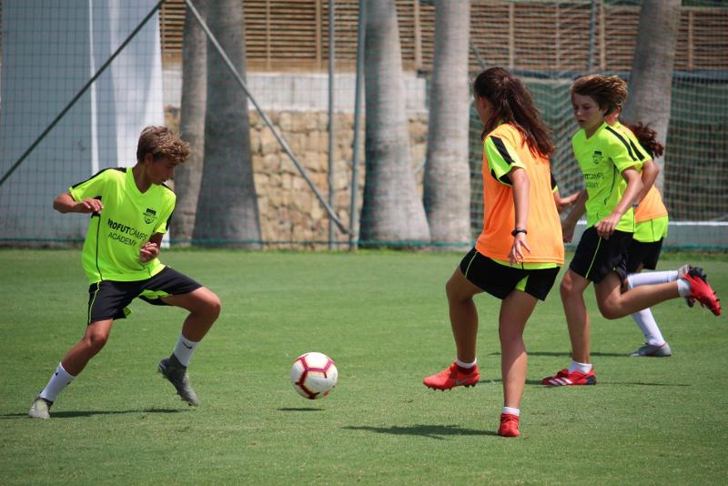 enfants sur le terrain en stage de foot