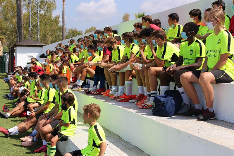enfants dans les gradins en stage de foot ete
