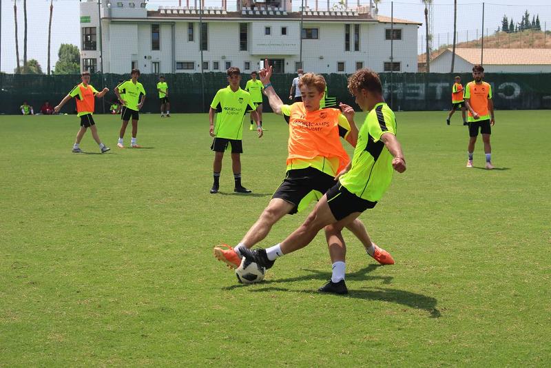 jeunes qui se taclent en stage de foot