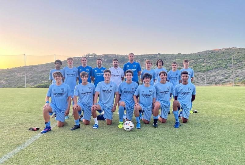 Voetbalteam op de foto bij een prachtig uitzicht 