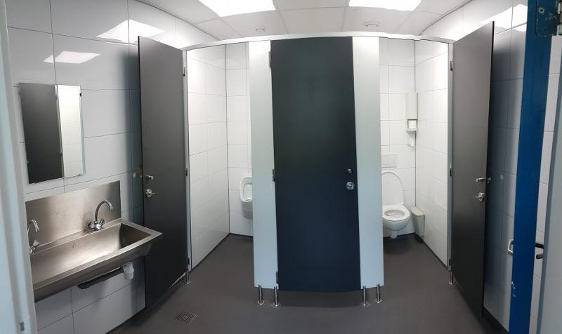 Toiletten in de accommodatie op jongerenvakantie