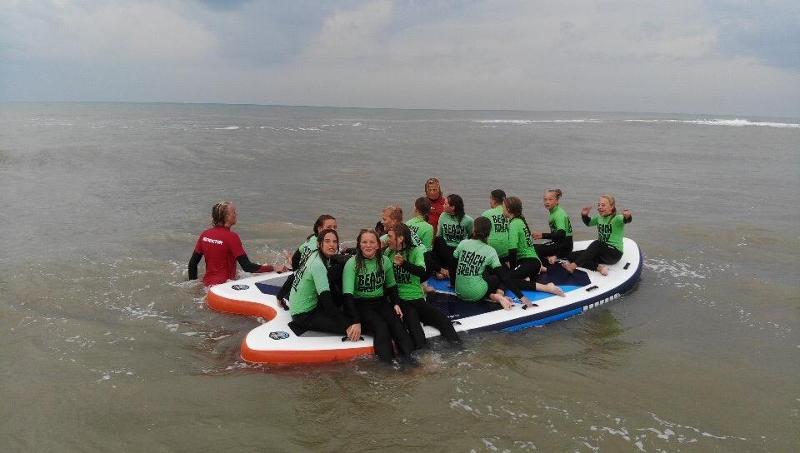 Jongeren zitten op een gigantische sup op jongerenvakantie