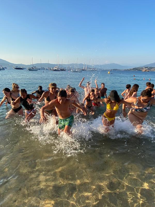 jeunes qui courent dans la mer en colonie de vacances mer