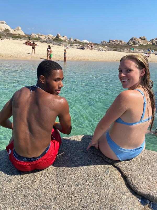 jeunes assis sur un rocher à la plage en colonie de vacances mer 