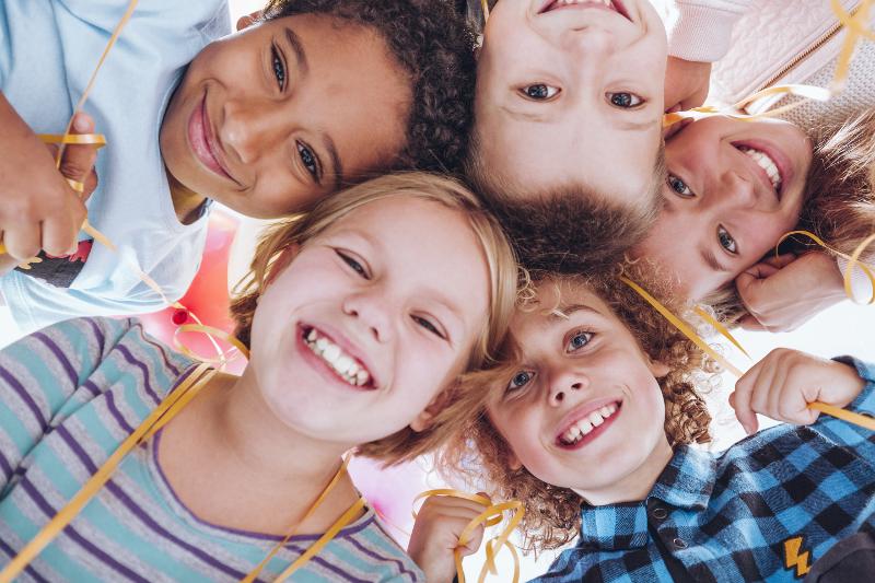enfants qui font un sourire en colonie de vacances aventure