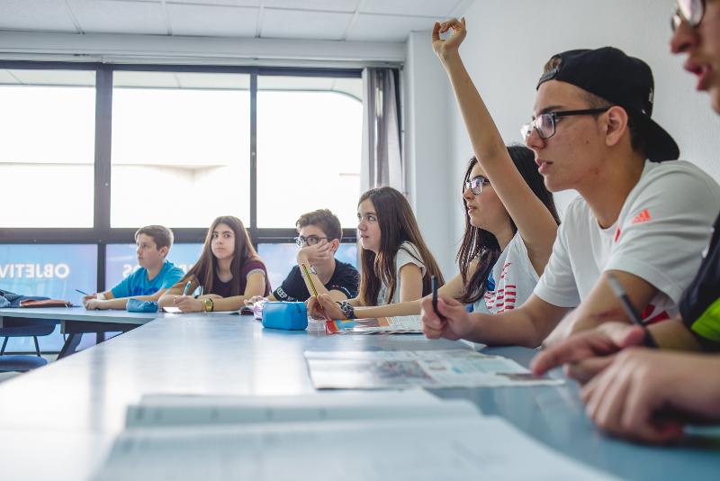 Met deelnemers in lokaal en een vraag stellen tijdens jongerenreis Spanje