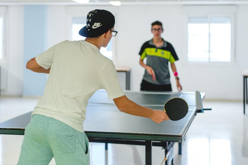Pingpongen met een vriend tijdens jongerenreis Spanje
