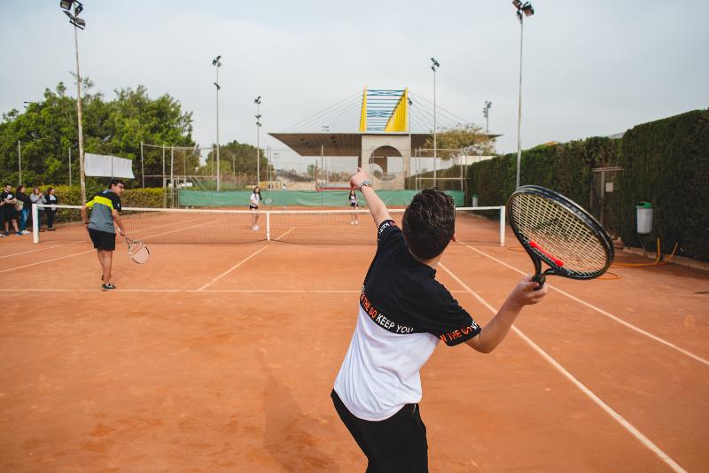 tennis spelen tijdens jongerenreis Spanje