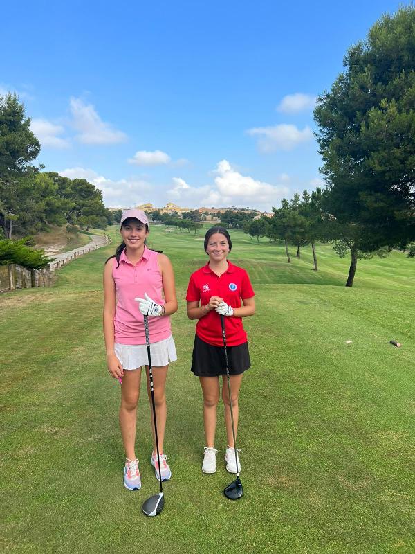 2 meiden op een golfbaan tijdens jongerenreis Spanje