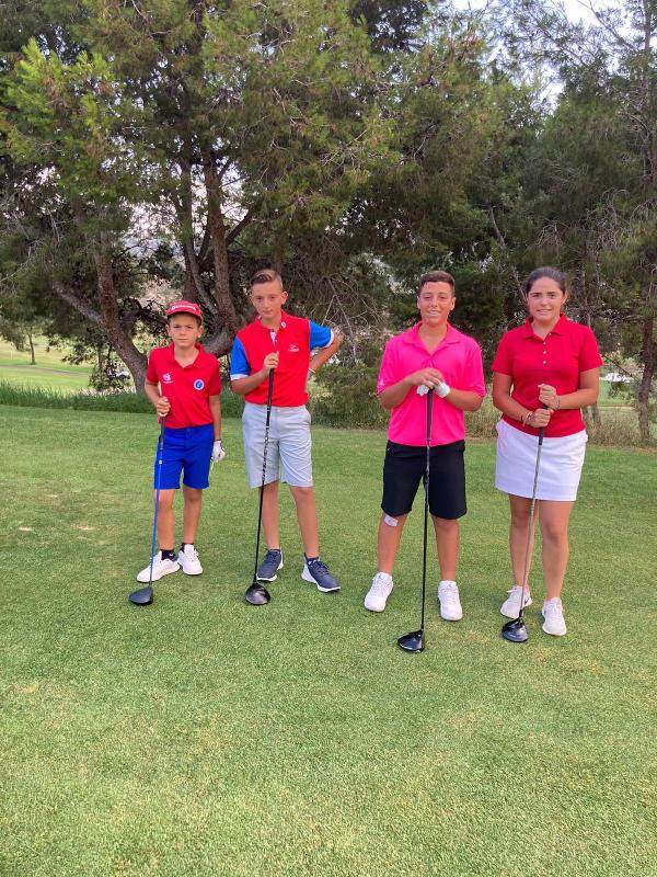 Golfen met vrienden tijdens jongerenreis Spanje