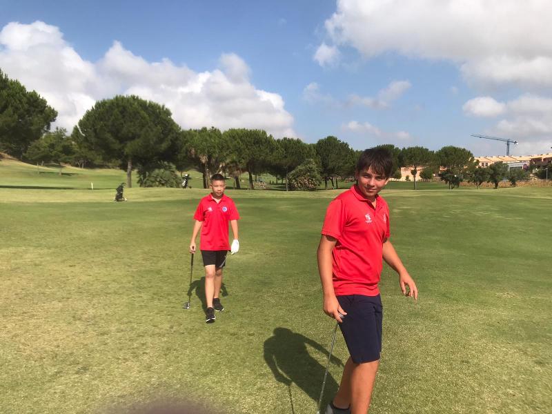 2 jongens op golfbaan tijdens jongerenreis Spanje