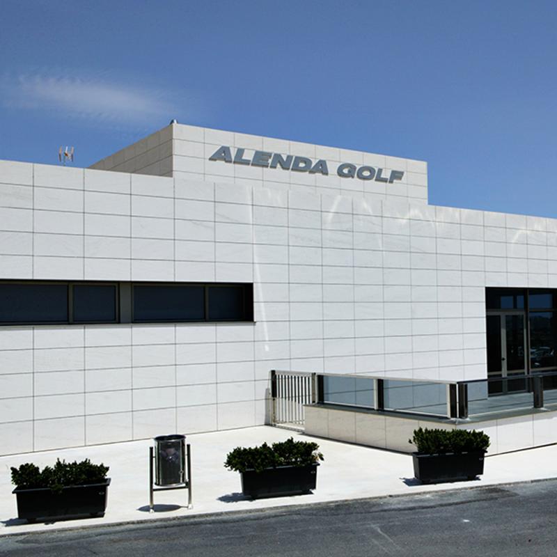 Gebouw van het golfbedrijf tijdens jongerenreis Spanje