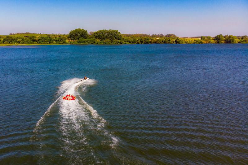 Varen op het water tijdens jongerenreis augustus