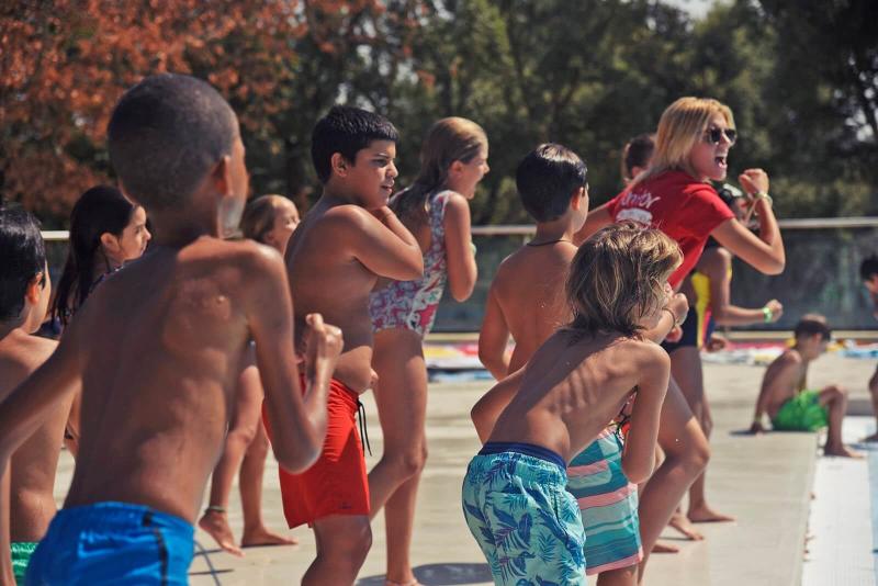 Rennen naar het zwembad tijdens jongerenreis augustus