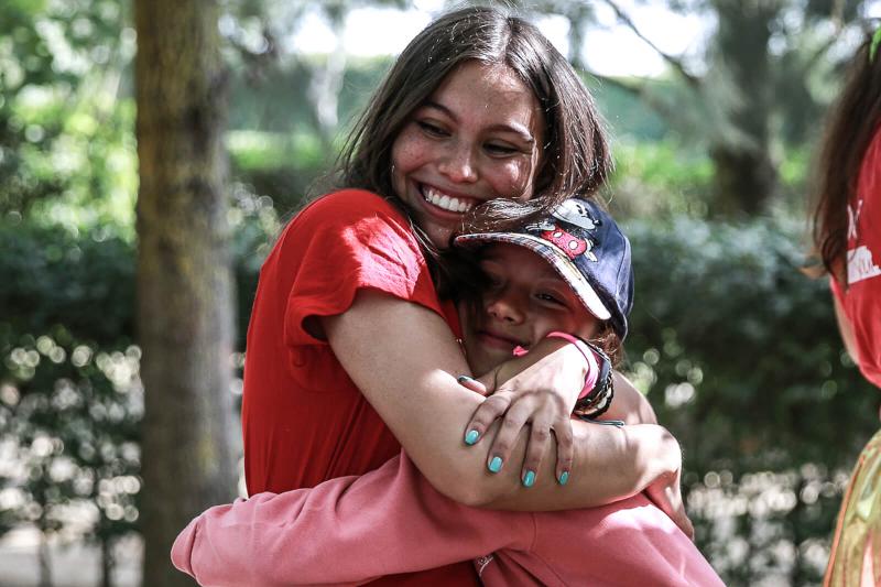 Knuffelen met begeleider tijdens jongerenreis augustus