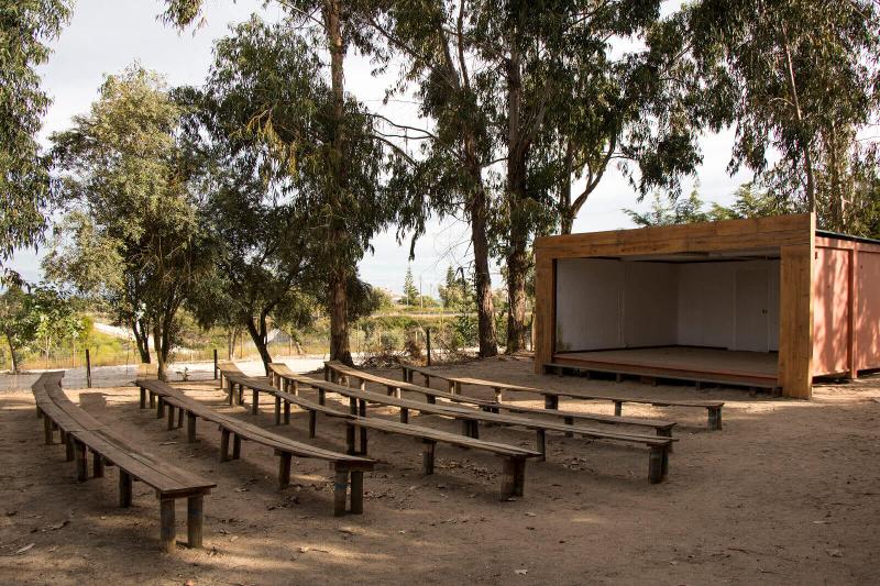 Buiten theater tijdens jongerenreis augustus