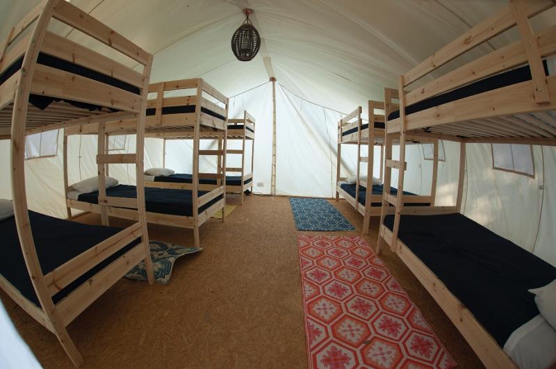 Slapen in tenten tijdens jongerenreis augustus