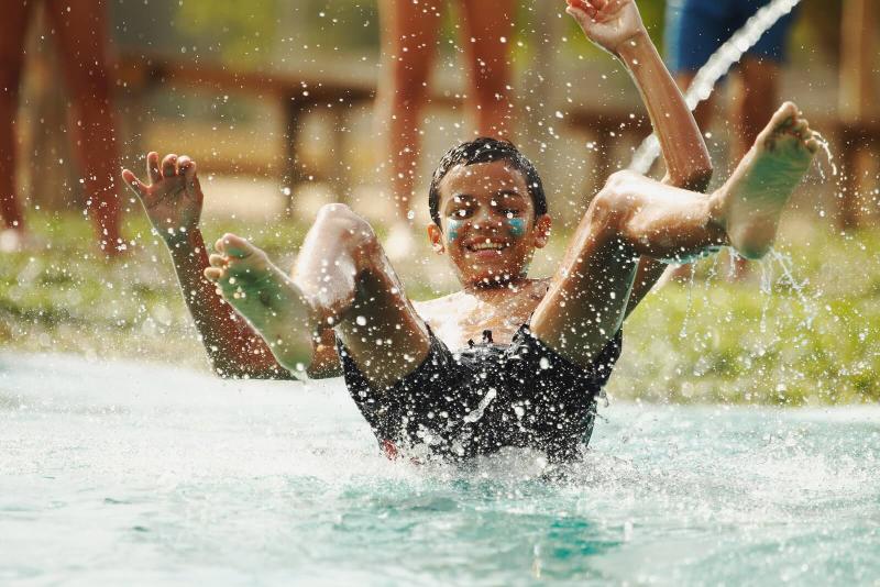 Springen in het water tijdens jongerenreis augustus