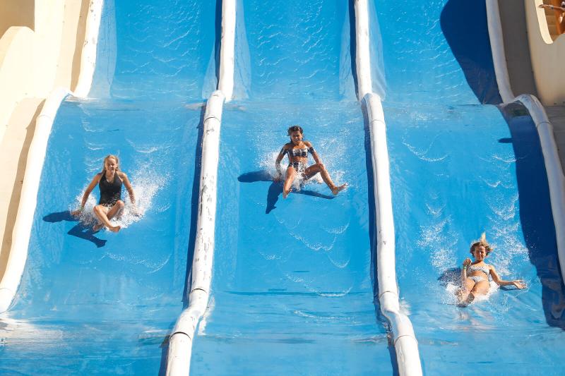 Met 3 kinderen van de glijbaan tijdens jongerenreis augustus