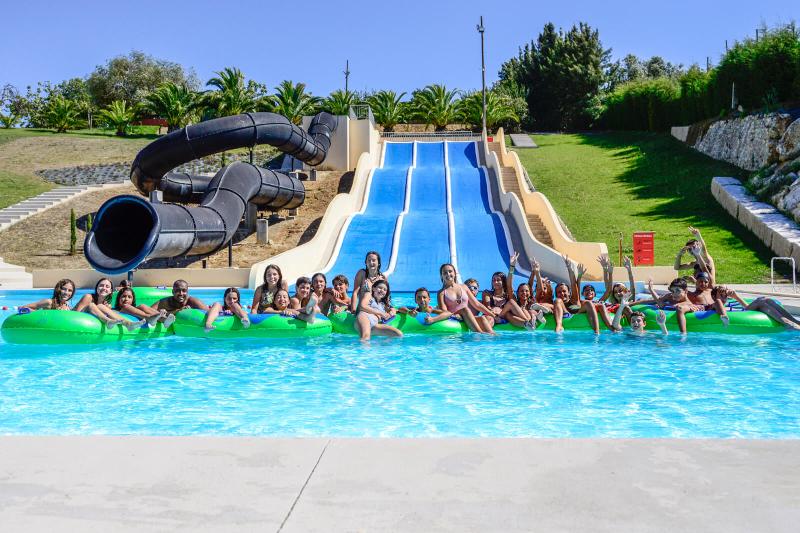 Met de hele groep in het water tijdens jongerenreis augustus