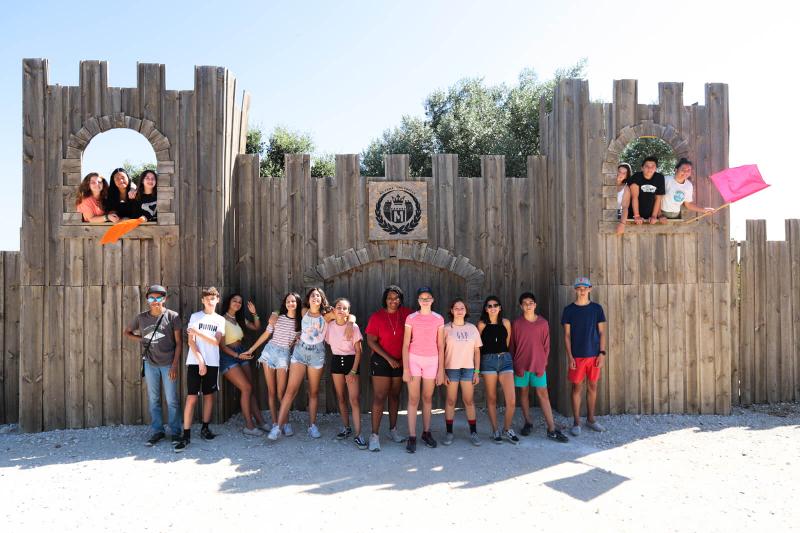 Voor een kasteel tijdens jongerenreis augustus