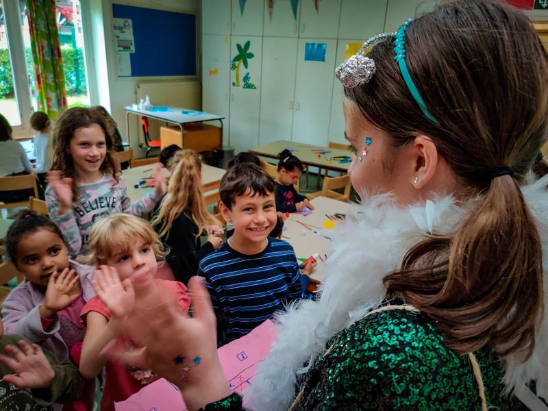 Kinderen laten hun creaties zien op knutselkamp