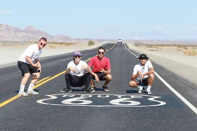 Skaters op een straat in Californië tijdens een vakantiekamp Jeugd