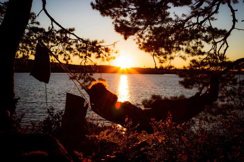 vue sur le lac au coucher de soleil avec un hamac en colonie de vacances survie