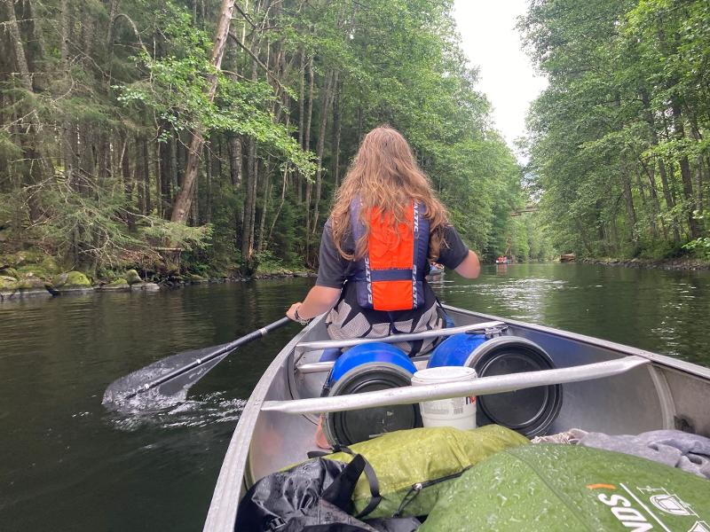 Kano in het water tijdens de groepsreis Zweden