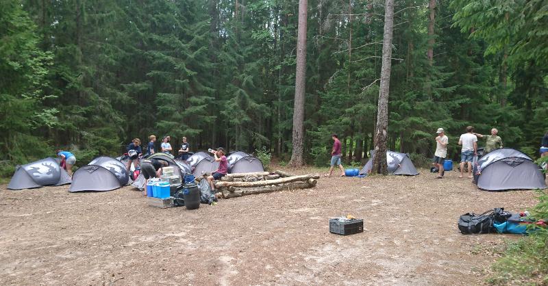 uitzicht op de kampeerplaats in het bos met alle tenten tijdens een natuur kamp in zweden