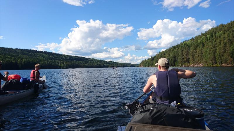 kayak sur le lac dans une colonie de vacances survie