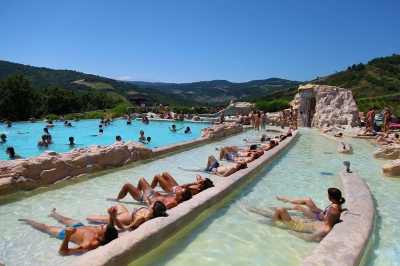 Mensen relaxen in de zon in een waterpark tijdens jongerenreizen Italië