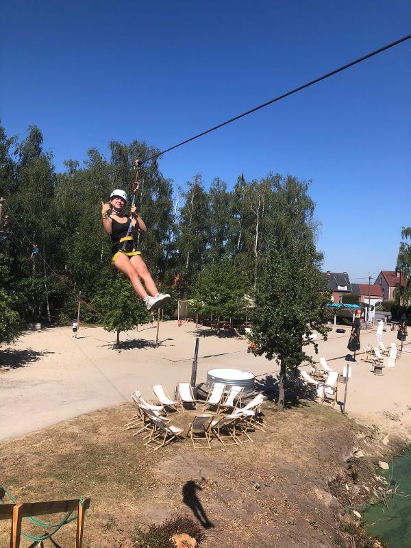 Een meisje aan het slacklinen op sportkamp in Waregem