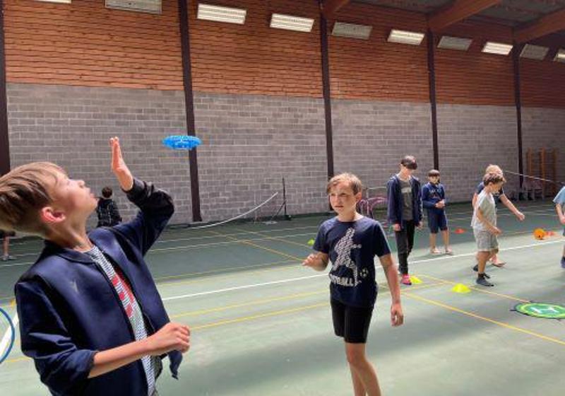 Jongens spelen met een drone op sportkamp