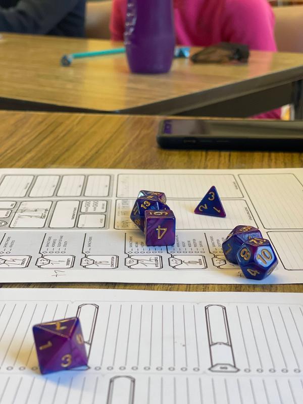Dobbelstenen strategie leren tijdens het dungeons and dragons zomerkamp in waregem