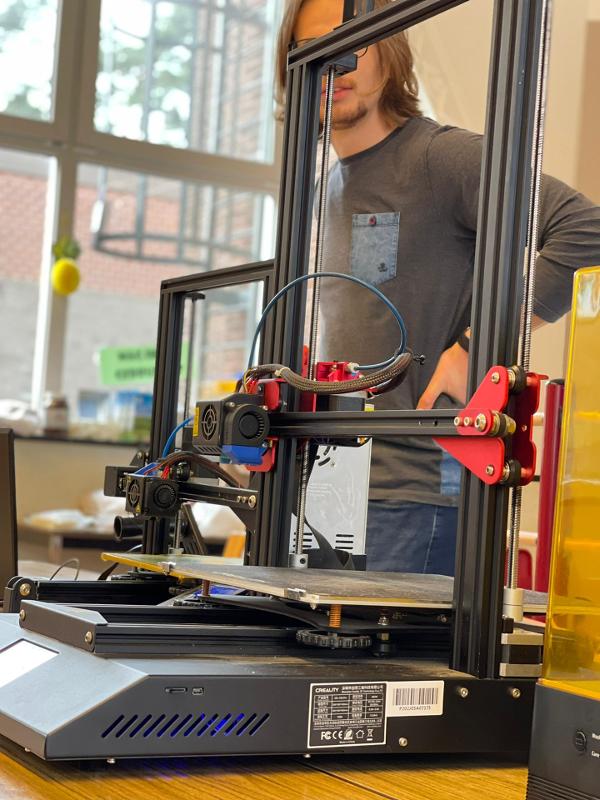 3-d printer en een meneer tijdens een game kamp