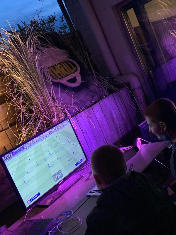 Jongens spelen een voetbalspel tijdens een game kamp
