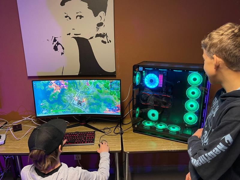 Twee jongens zijn aan het gamen tijdens een game kamp