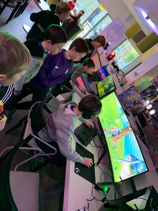 Groepje kinderen aan het gamen tijdens het game kamp