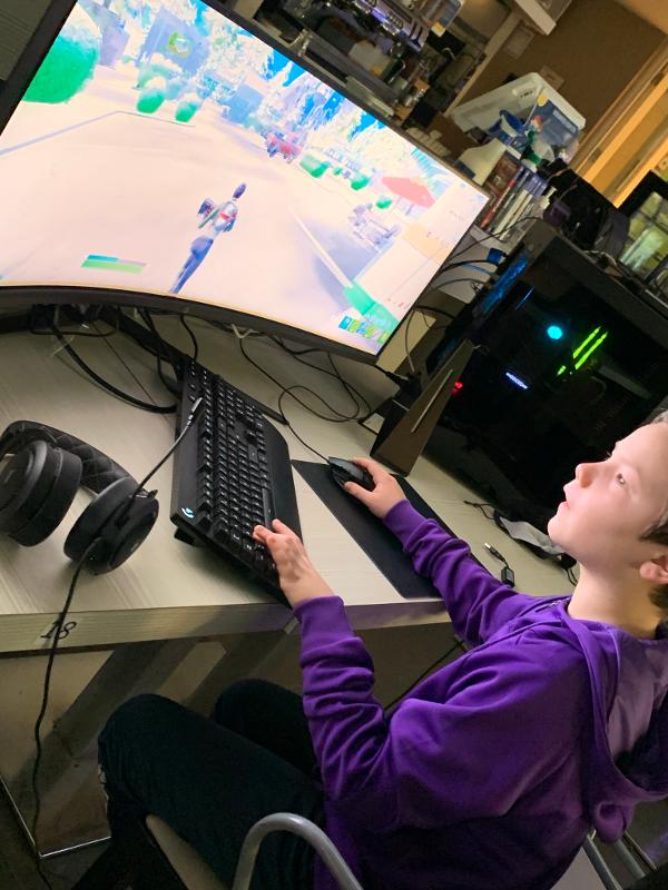 Jongen is aan het gamen tijdens een game kamp