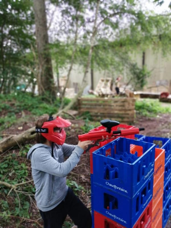 Jongen is aan het paintballen tijdens een game kamp