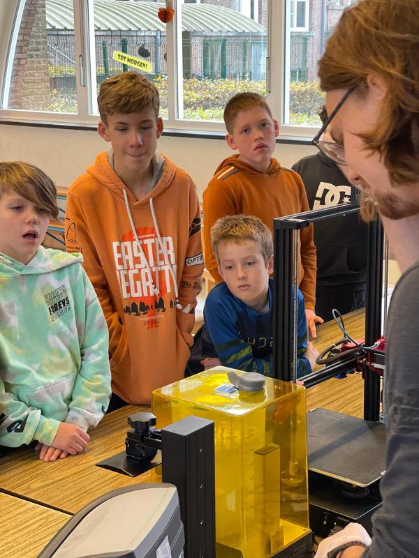 Jongens krijgen uitleg over de 3-d printer tijdens een game kamp