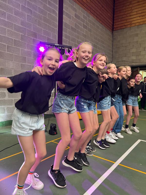 groepje meisjes danst op meidenkamp