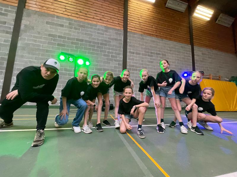 Groepsfoto in een danszaal tijdens Hip Hop Danskampen
