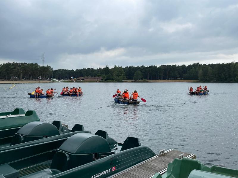 jeunes sur un lac partis faire un tour de barque en colonie nautique